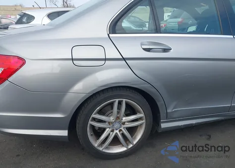 2012 Mercedes-Benz C 250 Sport z USA, uszkodzony, nr VIN WDDGF4HB9CA604970